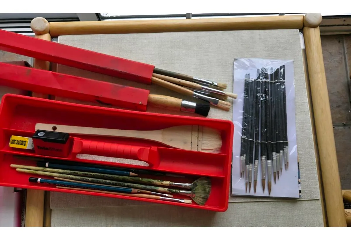 Artists brushes and equipment - Image 1