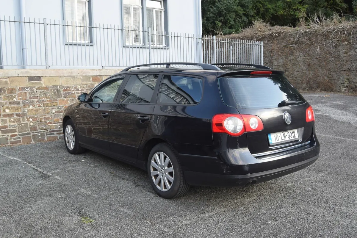 Volkswagen Passat 2010 - Image 2