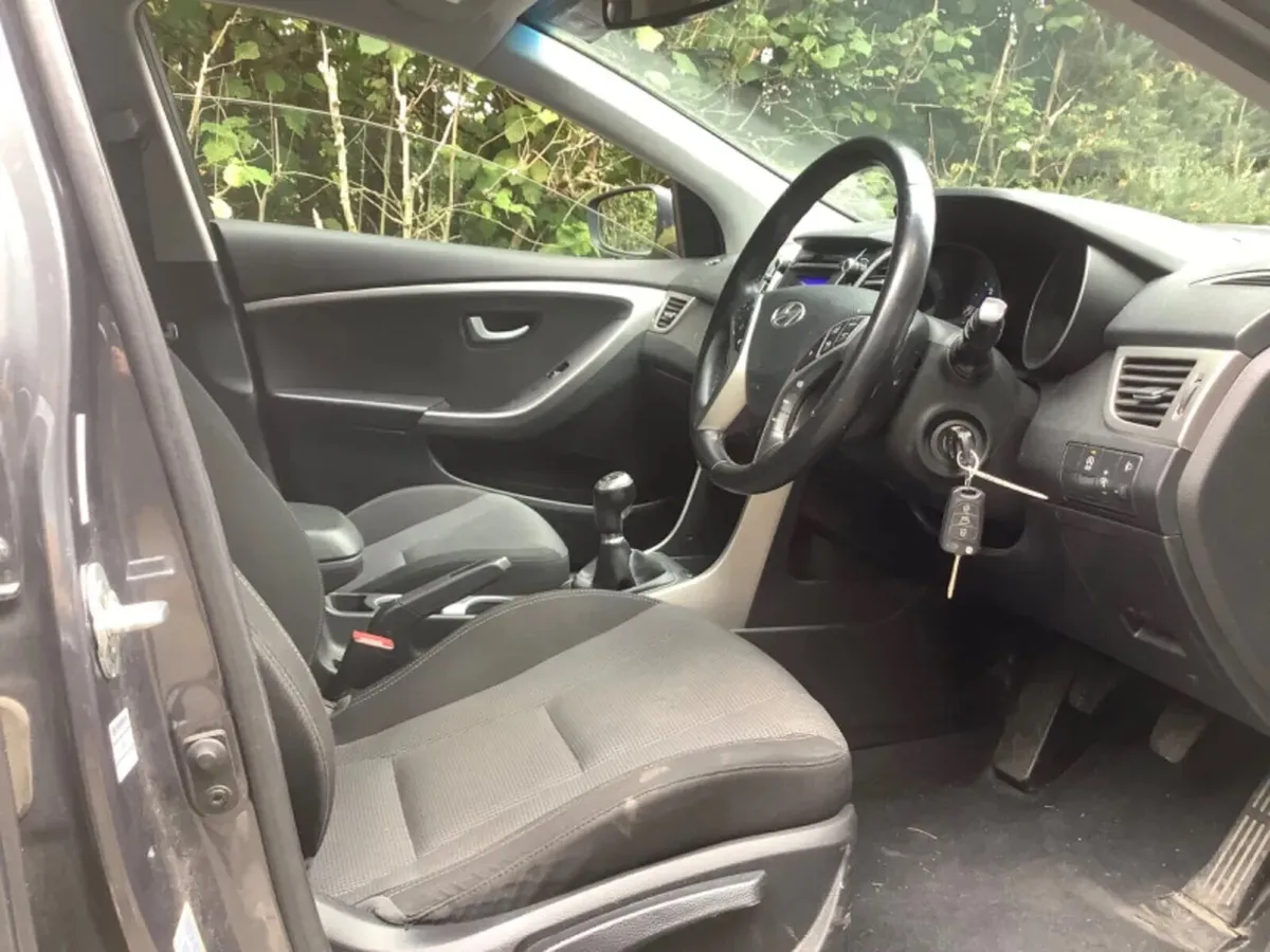 Black i30 1.6D staying abroad reason for sale - Image 4
