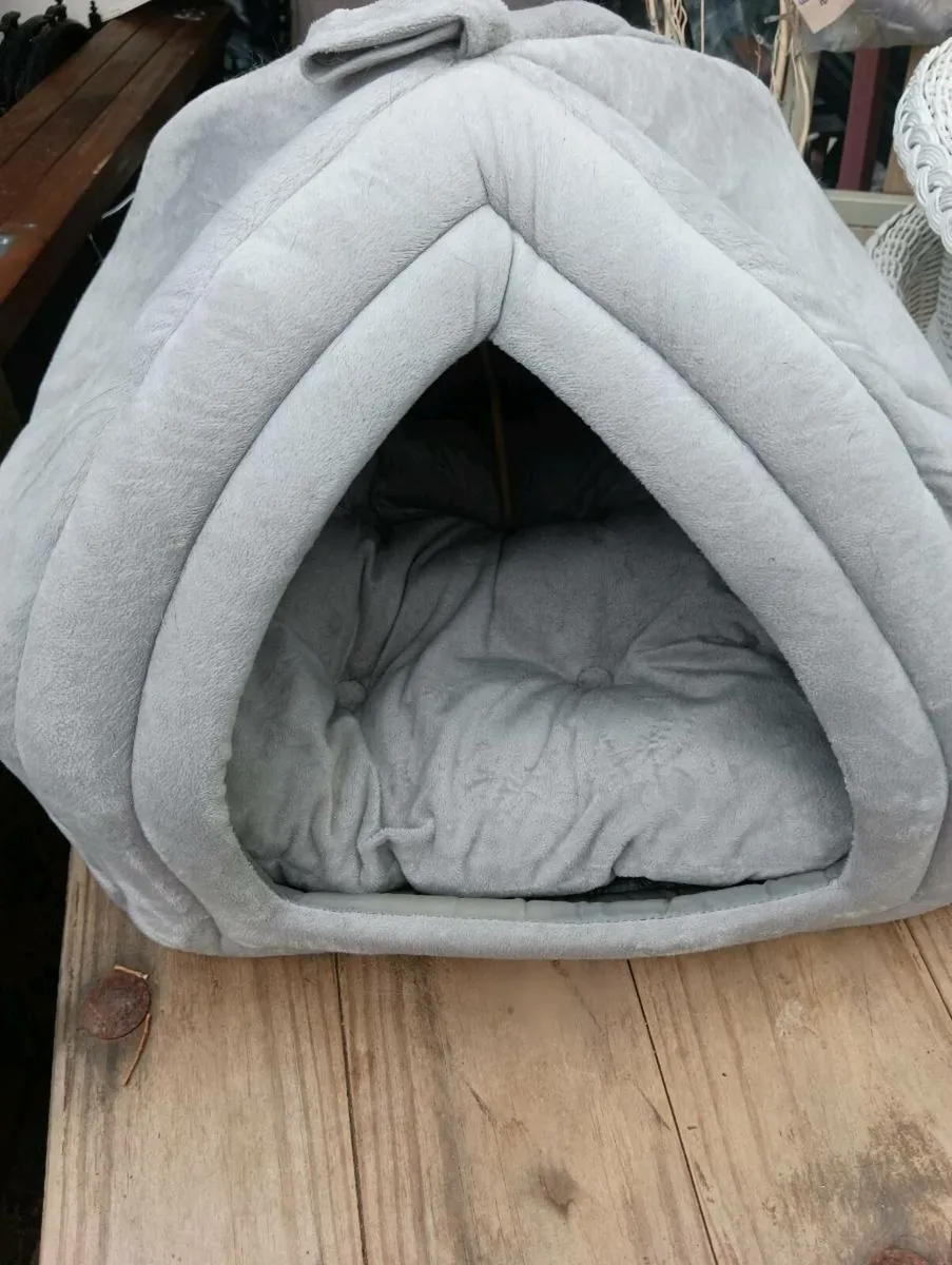 2cat bed,one new other like new, 2for 25 - Image 1
