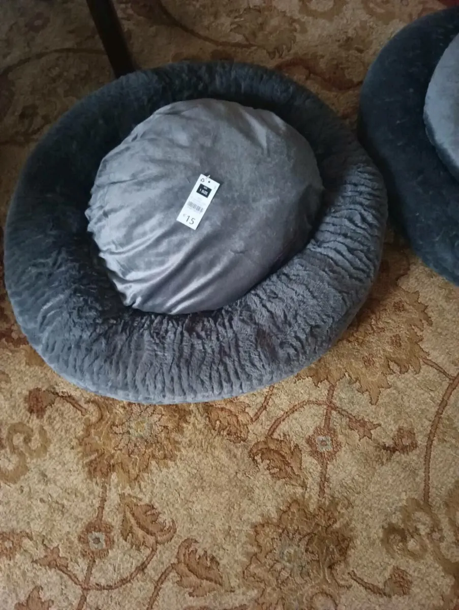 2cat bed,one new other like new, 2for 25 - Image 3