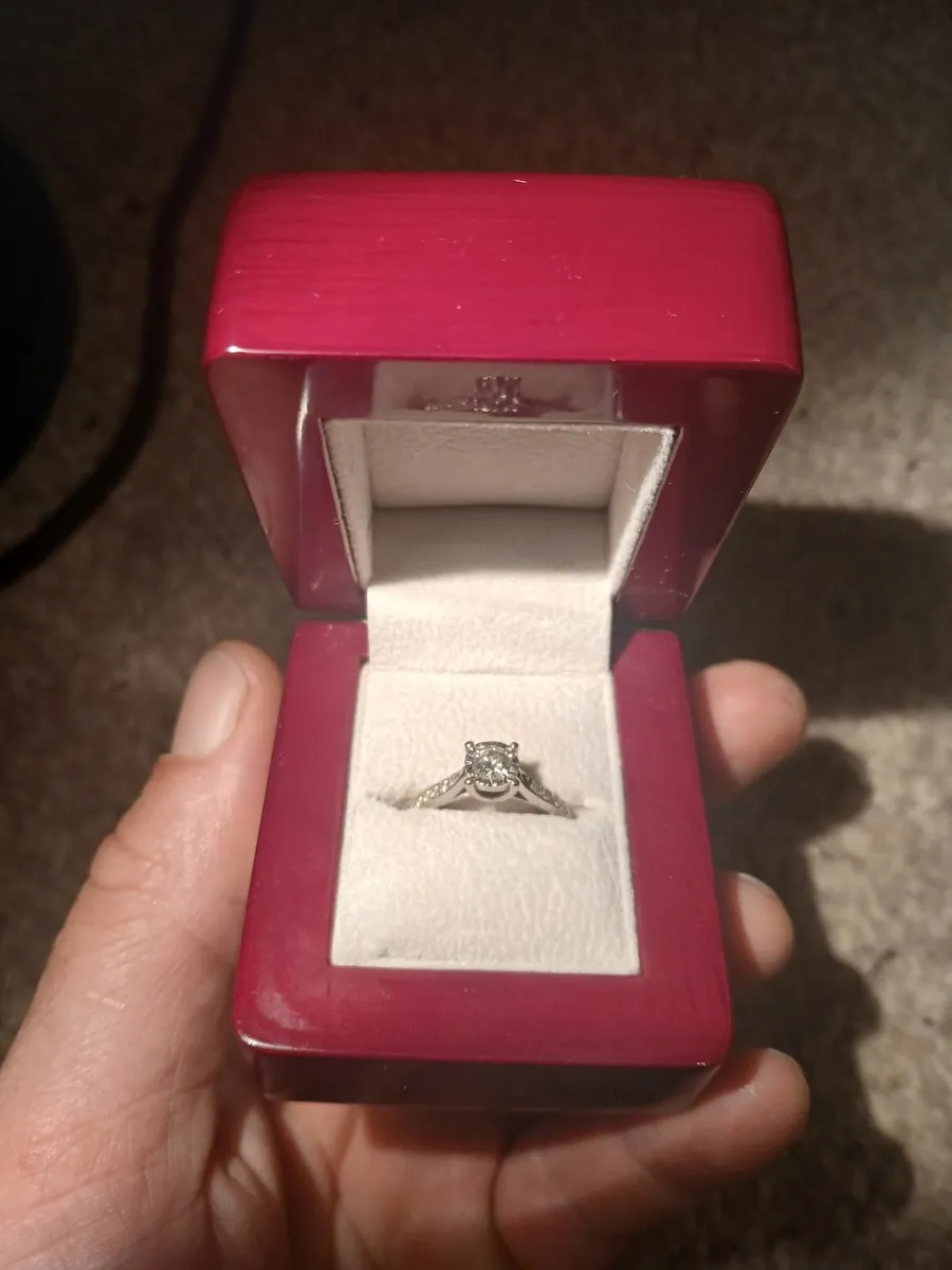 Engagement ring - Image 1