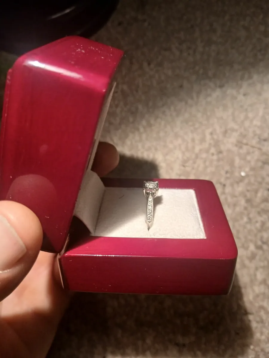 Engagement ring - Image 2