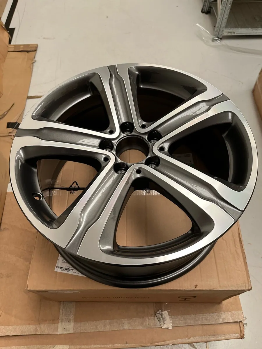 Mercedes Benz Alloy wheel - Image 2
