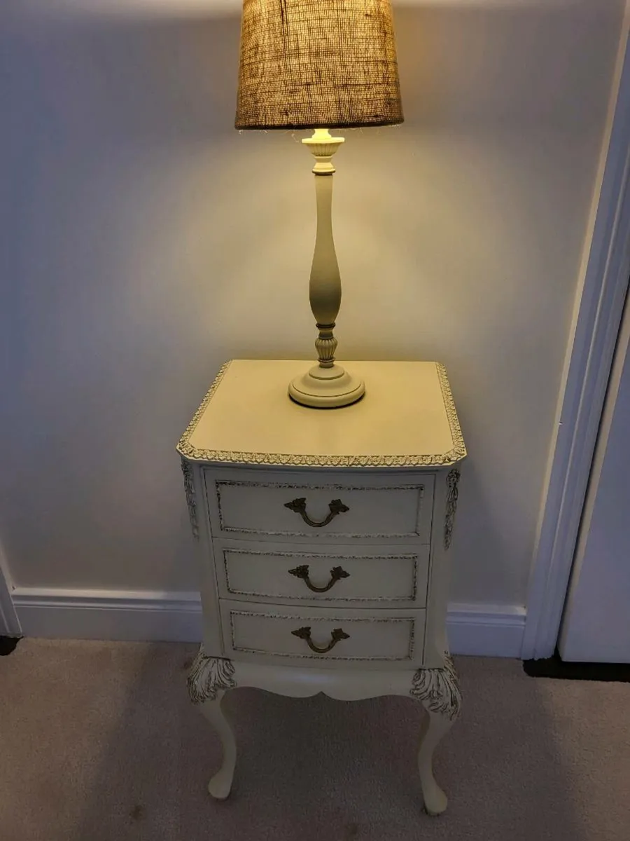 Bedroom  locker and lamp - Image 1