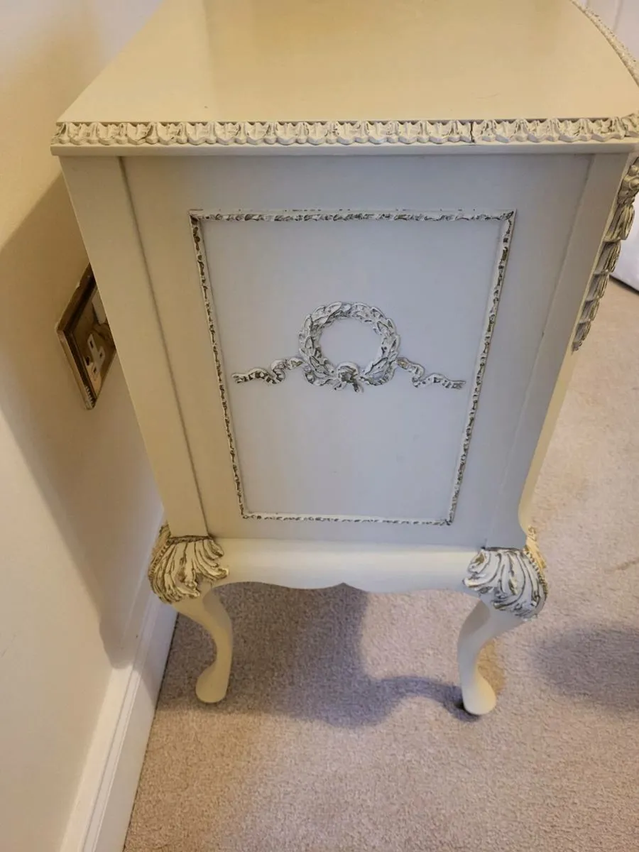 Bedroom  locker and lamp - Image 2