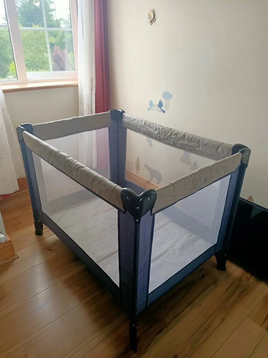 Travel cot - Image 1