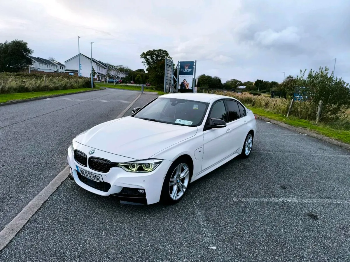 BMW 330e showroom condition - Image 2