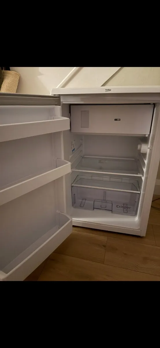 Fridge under counter - Image 2