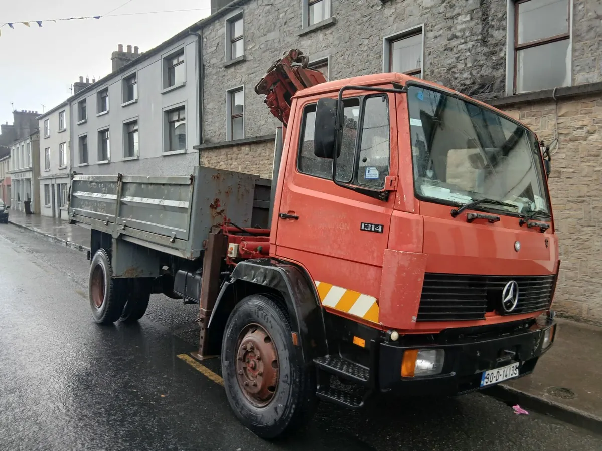 1990 Mercedes 1314 tipper crane - Image 1