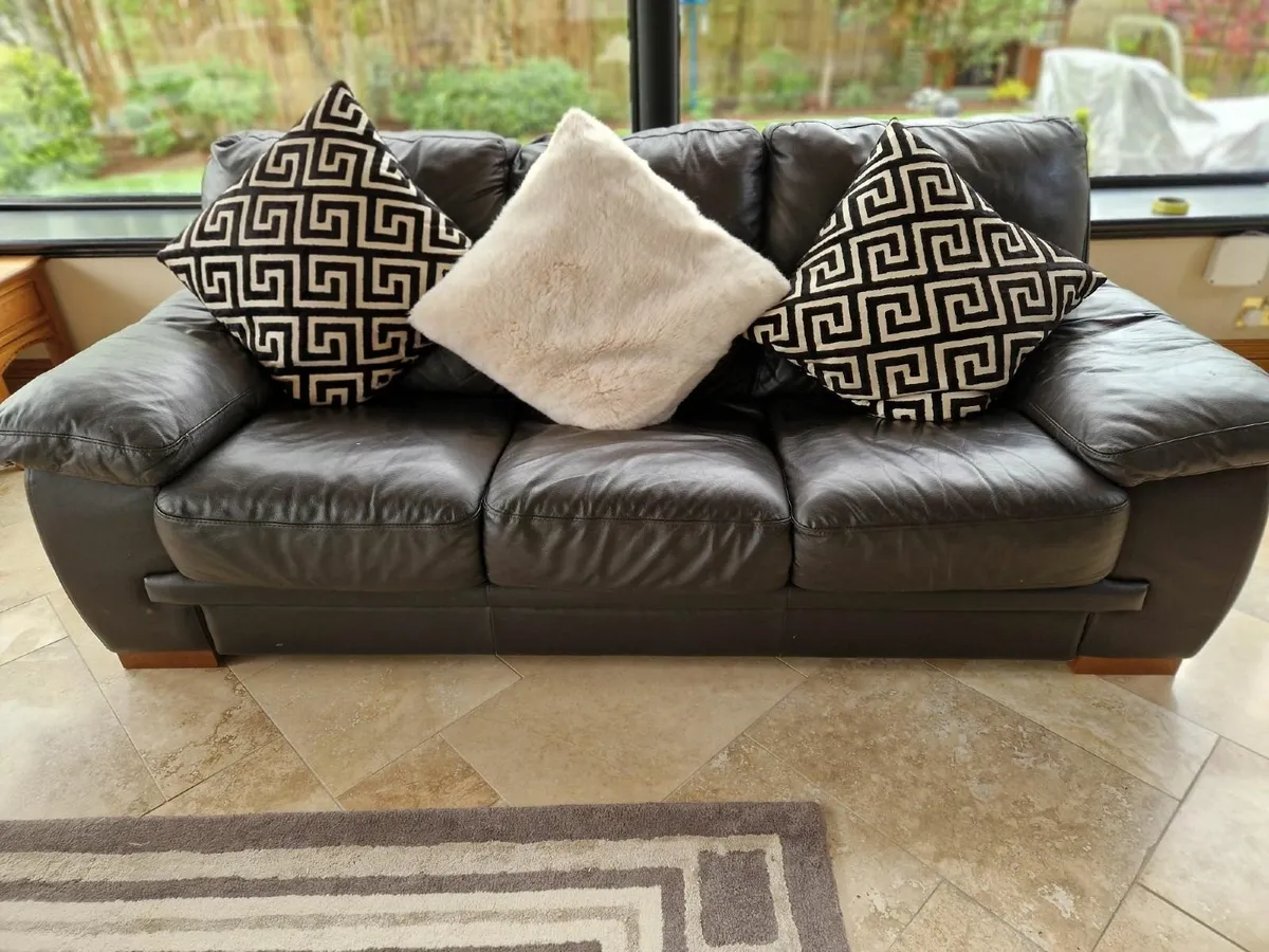3 seater couch - Image 1
