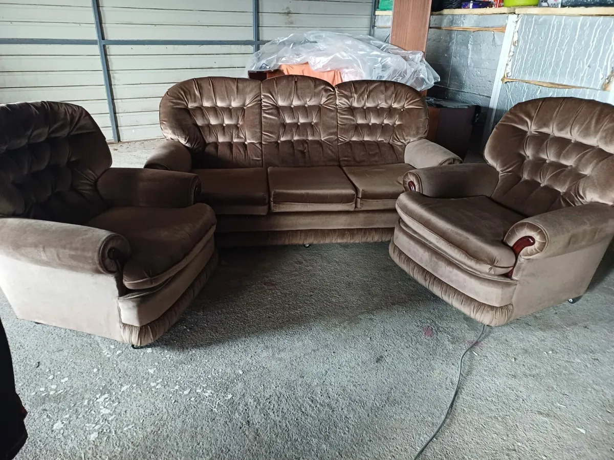 Suite of furniture - Image 1