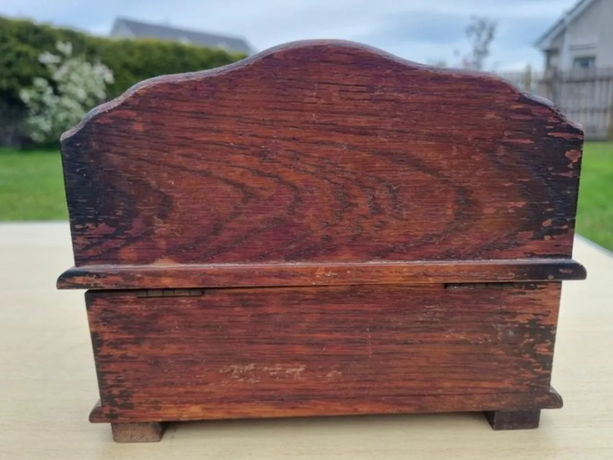 Wooden miniature vintage bench with music box - Image 4