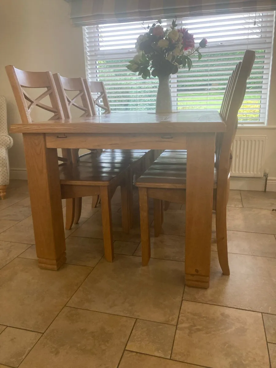 Table and chairs - Image 3