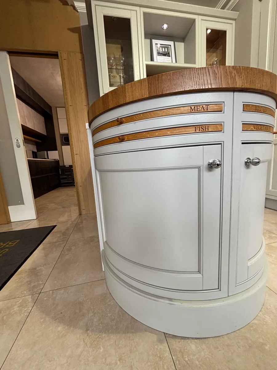 EX DISPLAY KITCHENS. - Image 1