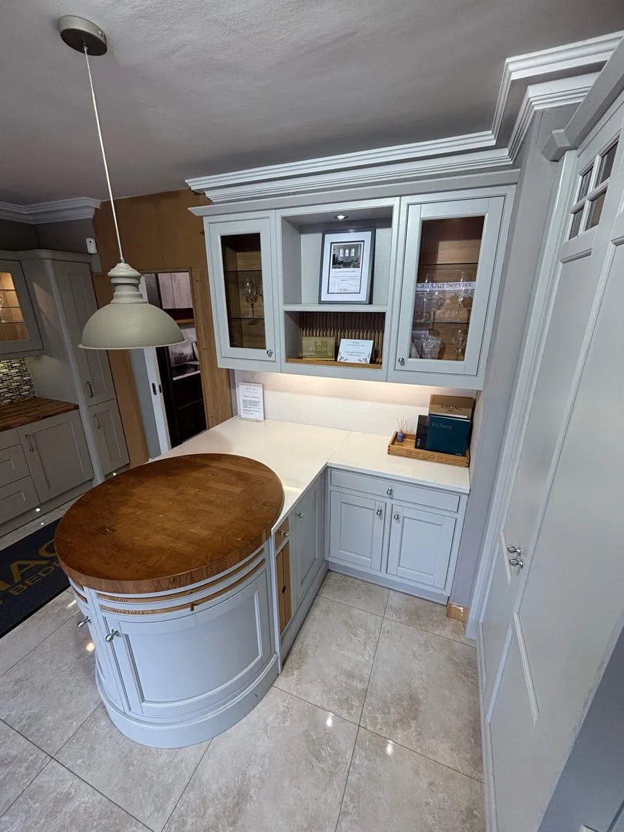 EX DISPLAY KITCHENS. - Image 2