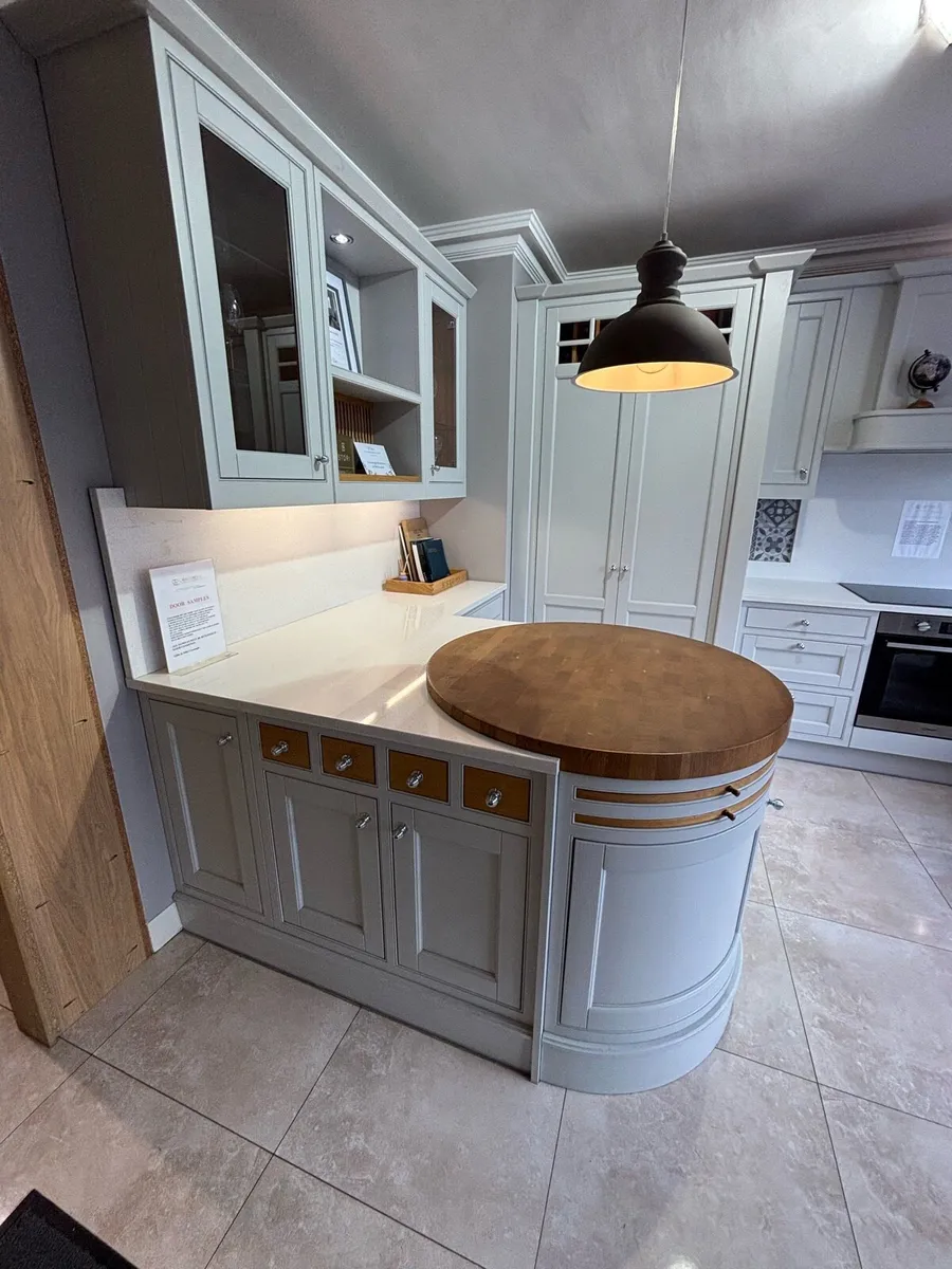 EX DISPLAY KITCHENS. - Image 3