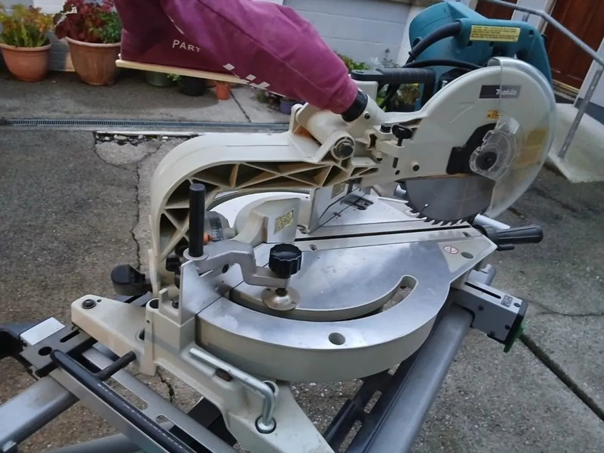 mitre saw - Image 1