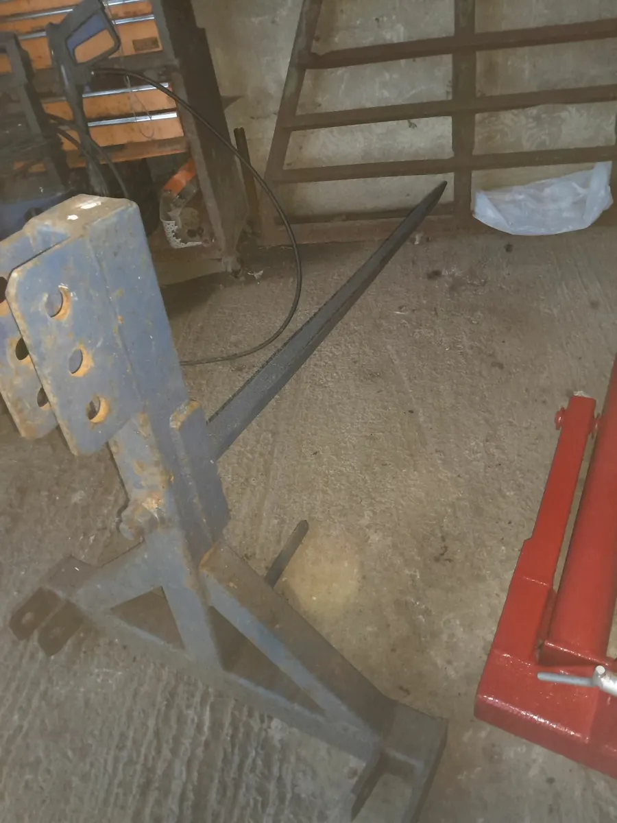 ** Yard Clearance ** Heavy Spike, 3 Pt Ball Hitch. - Image 1