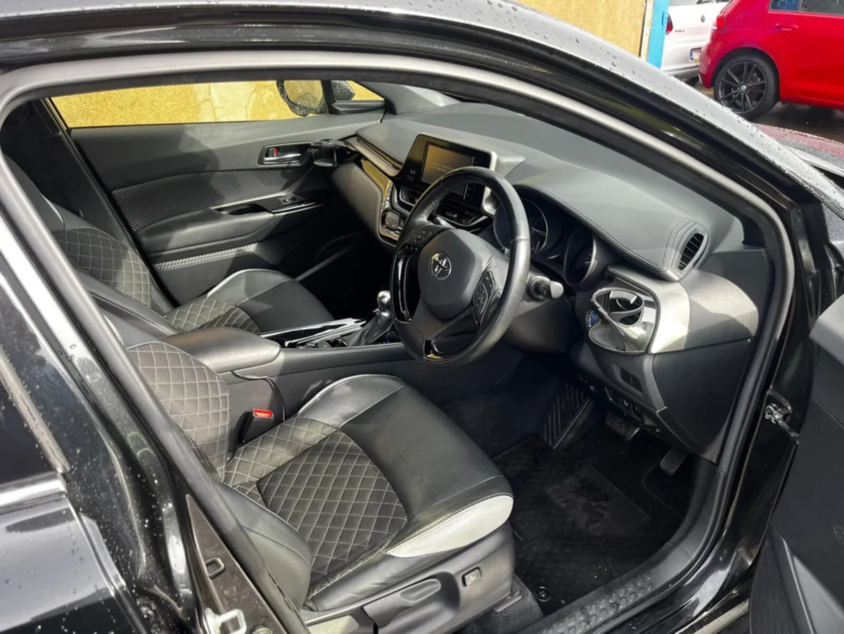 Toyota C-HR 1.8 HYBRID PETROL HIGH SPEC - Image 4
