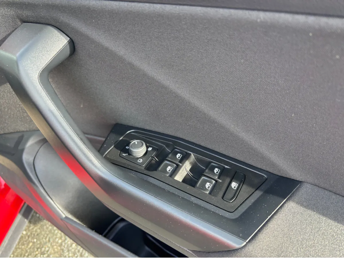 Volkswagen T-Roc LIF PLUS1.0TSI MANUAL 6SPEED FWD - Image 3