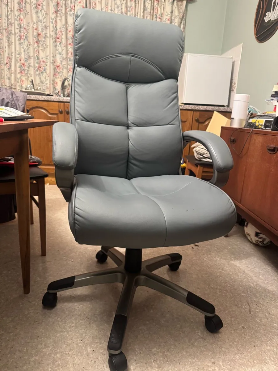 Office chair - Image 1