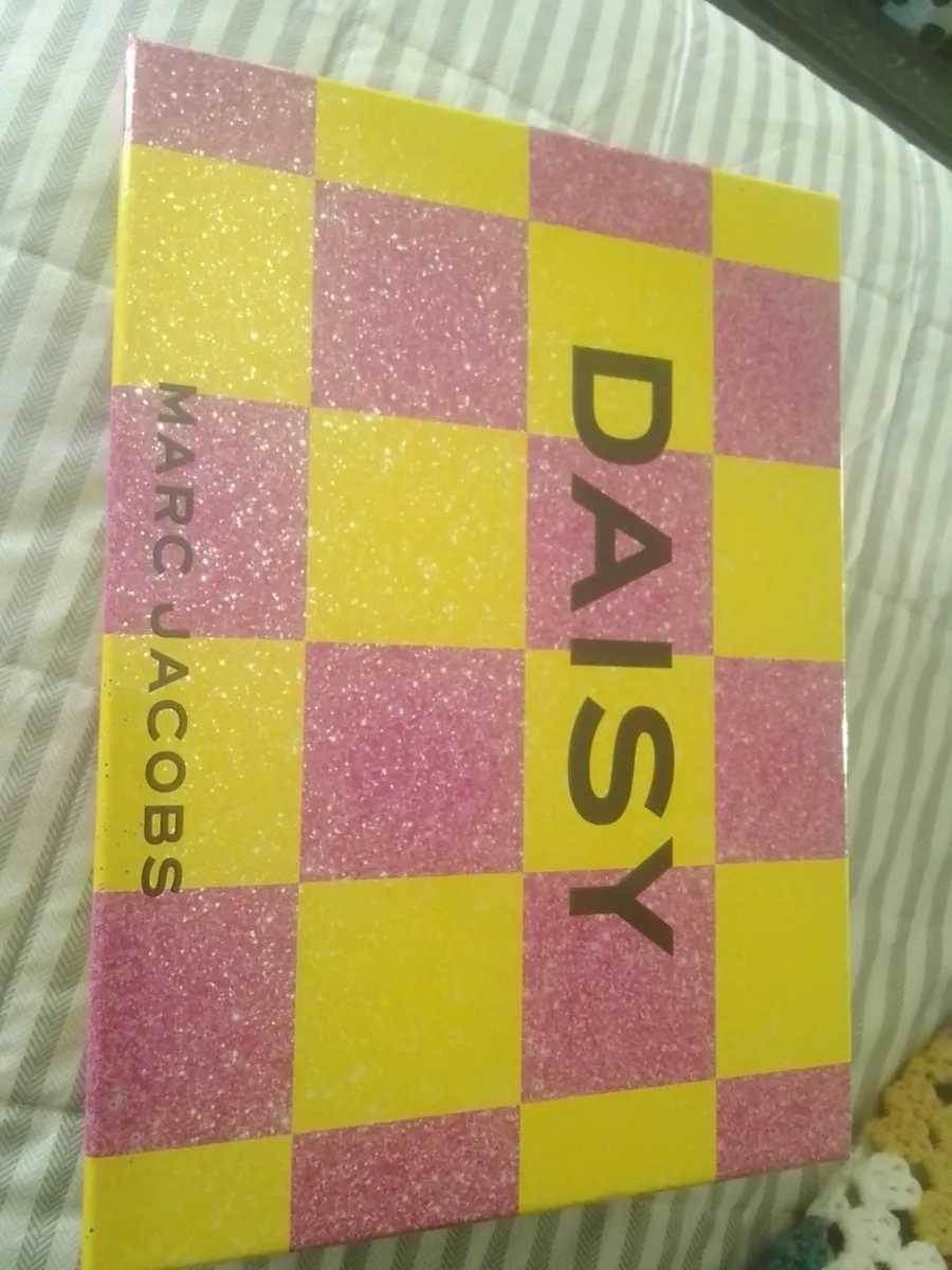 MARC JACOBS DAISY 50MLS PERFUME GIFT SET NEW - Image 2