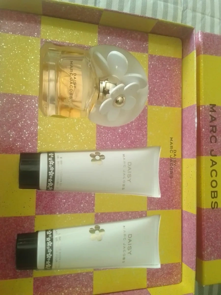MARC JACOBS DAISY 50MLS PERFUME GIFT SET NEW - Image 3