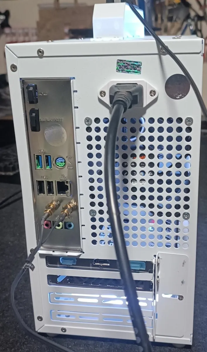 Alamengda White Mini I7 RX9060XT Gaming Pc - Image 4