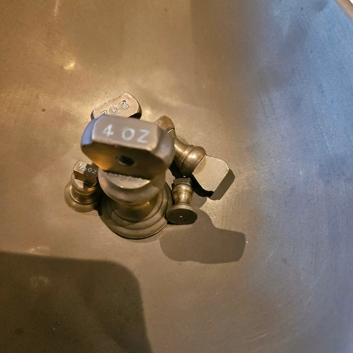 Vintage weighing scales - Image 4
