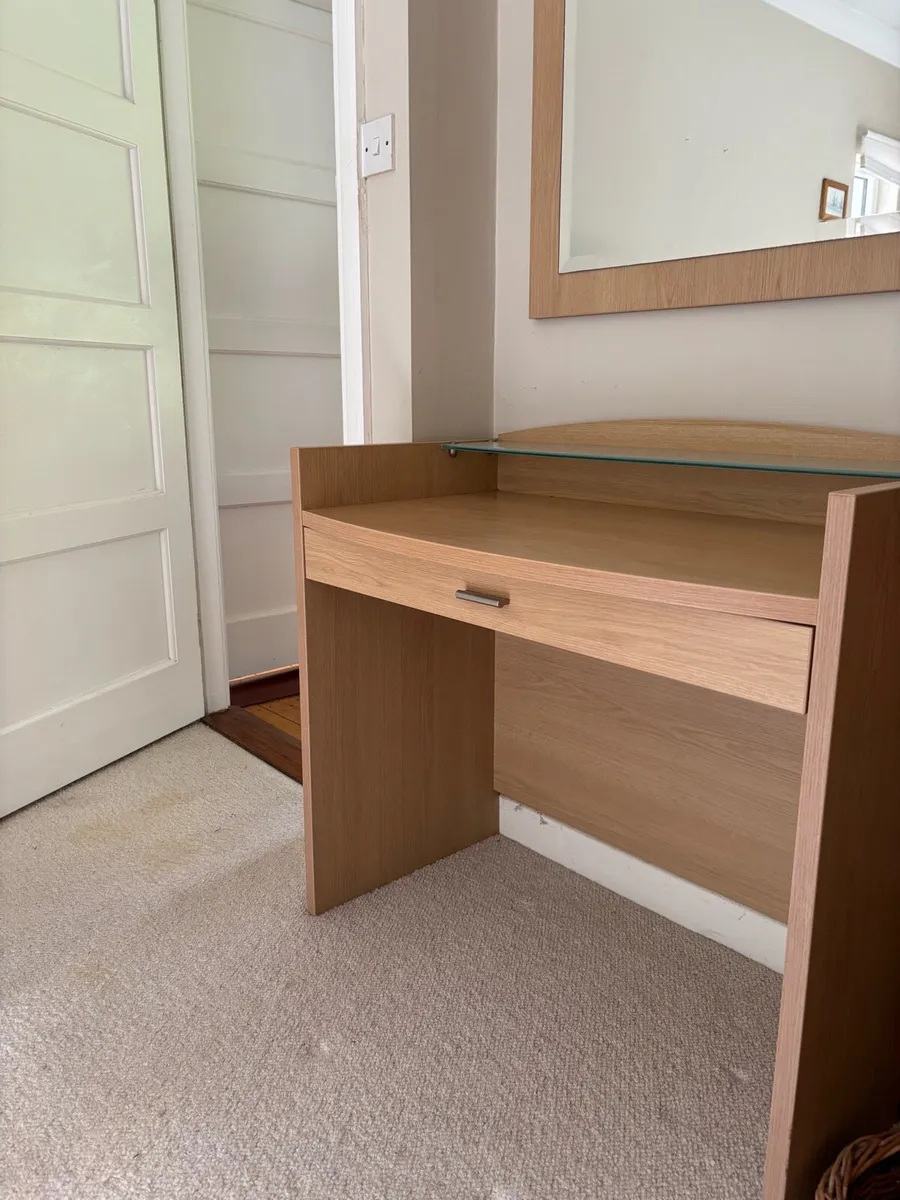 Bedroom dressing table with matching mirror - Image 1