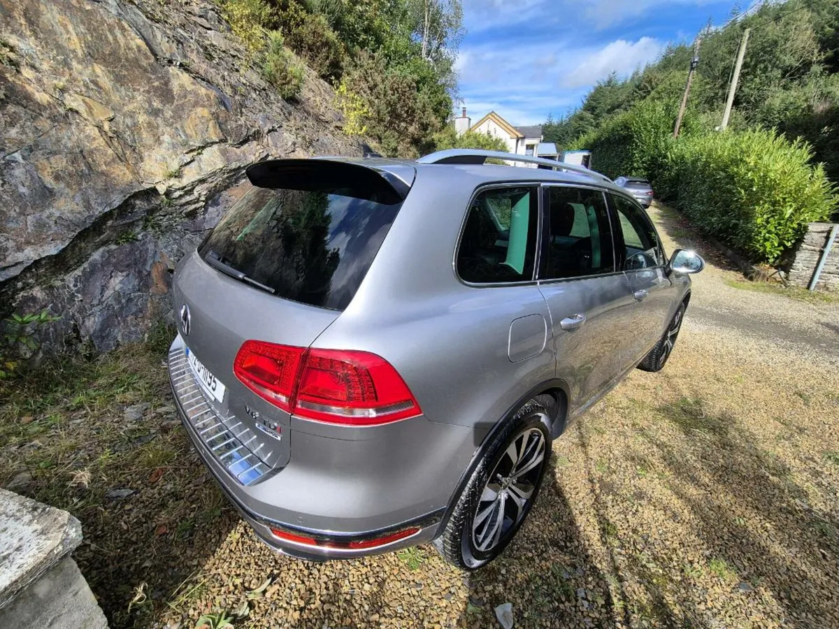 VW Touareg 5 seater - Image 4