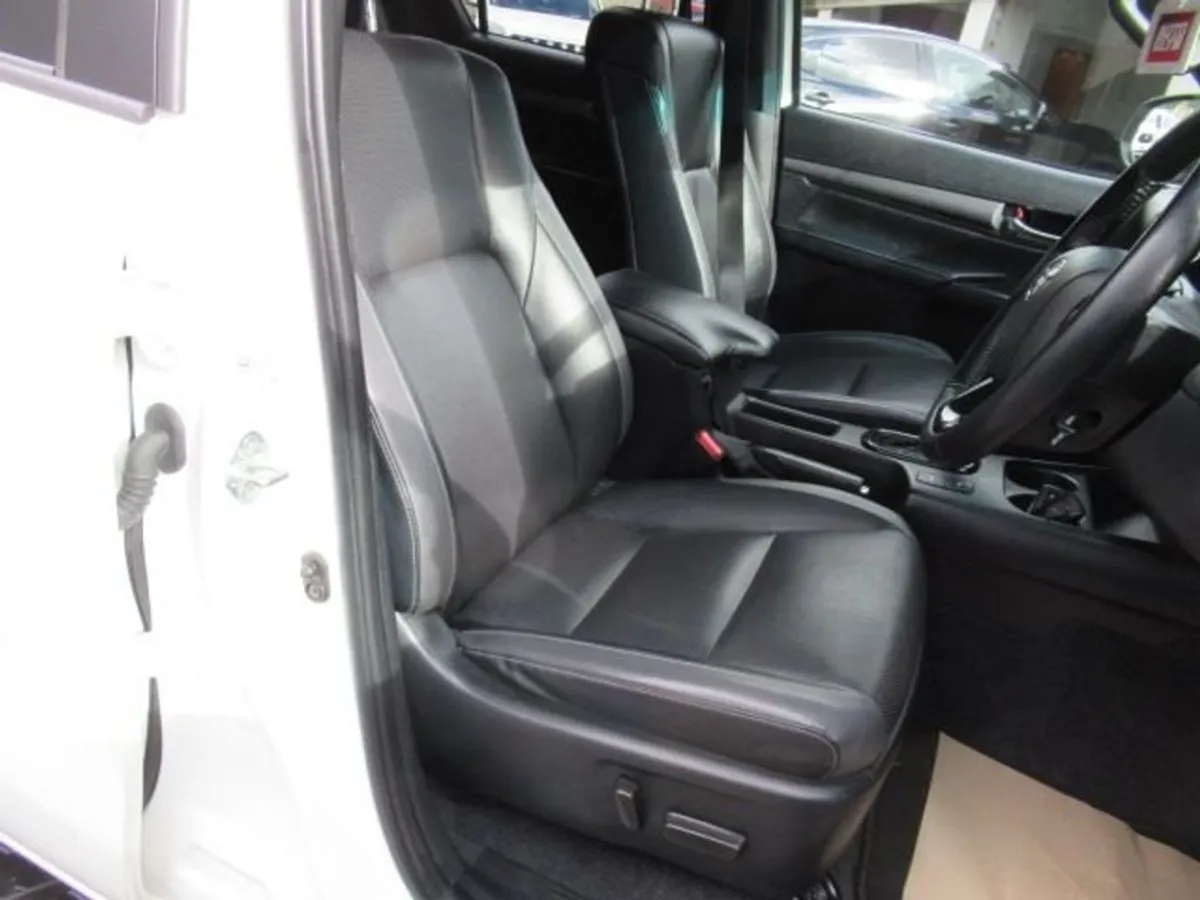 Toyota HiLux 2.8 D-4d Invincible X Pickup Double - Image 3
