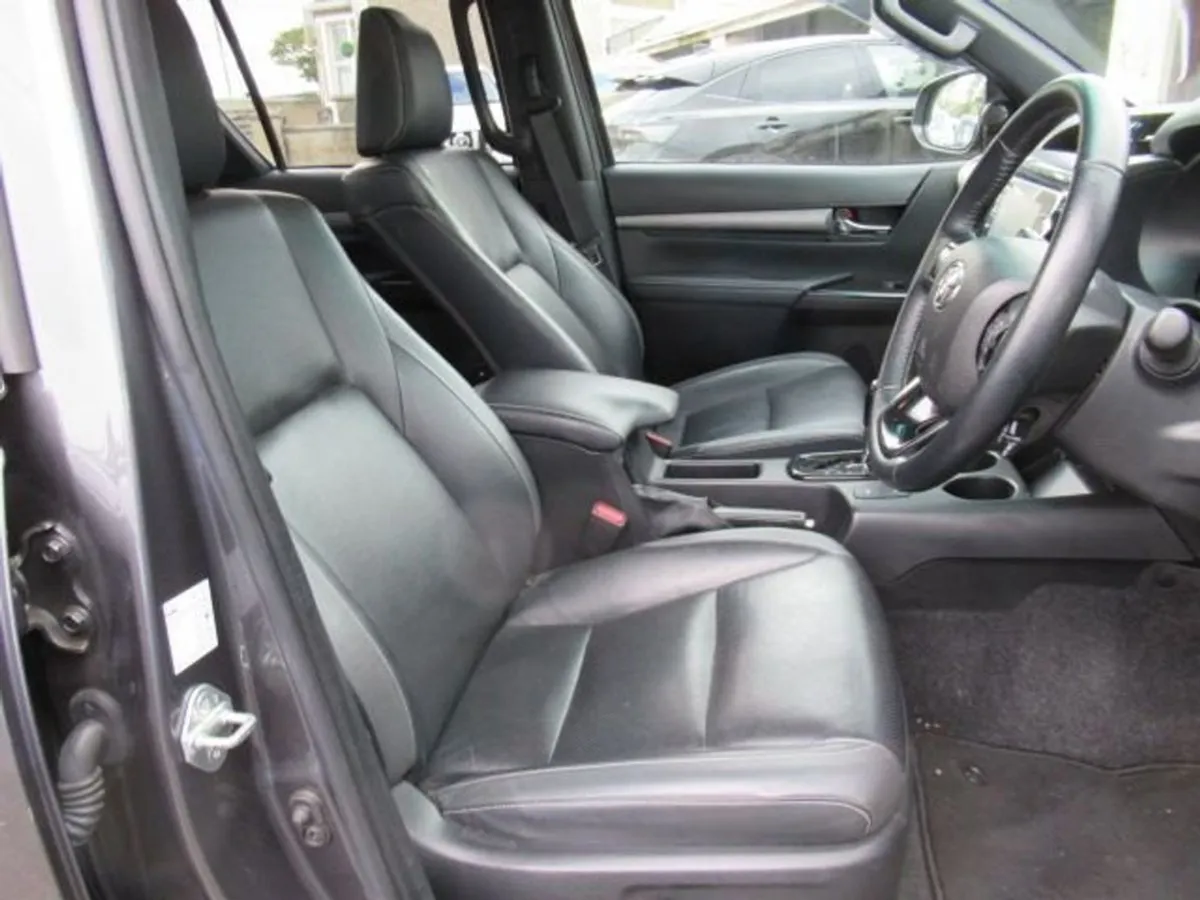 Toyota HiLux 2.8 D-4d Invincible X Pickup Double - Image 3