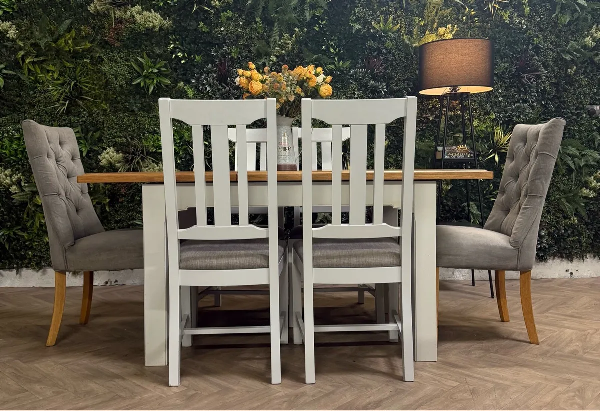 Extending oak kitchen table & 6 chairs/dining set - Image 2