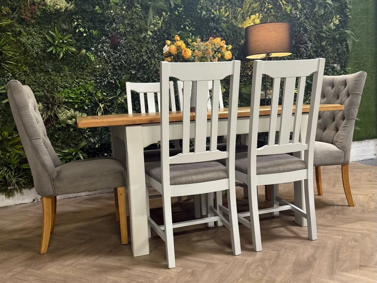 Extending oak kitchen table & 6 chairs/dining set - Image 1