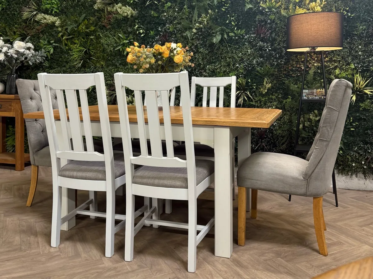 Extending oak kitchen table & 6 chairs/dining set - Image 3