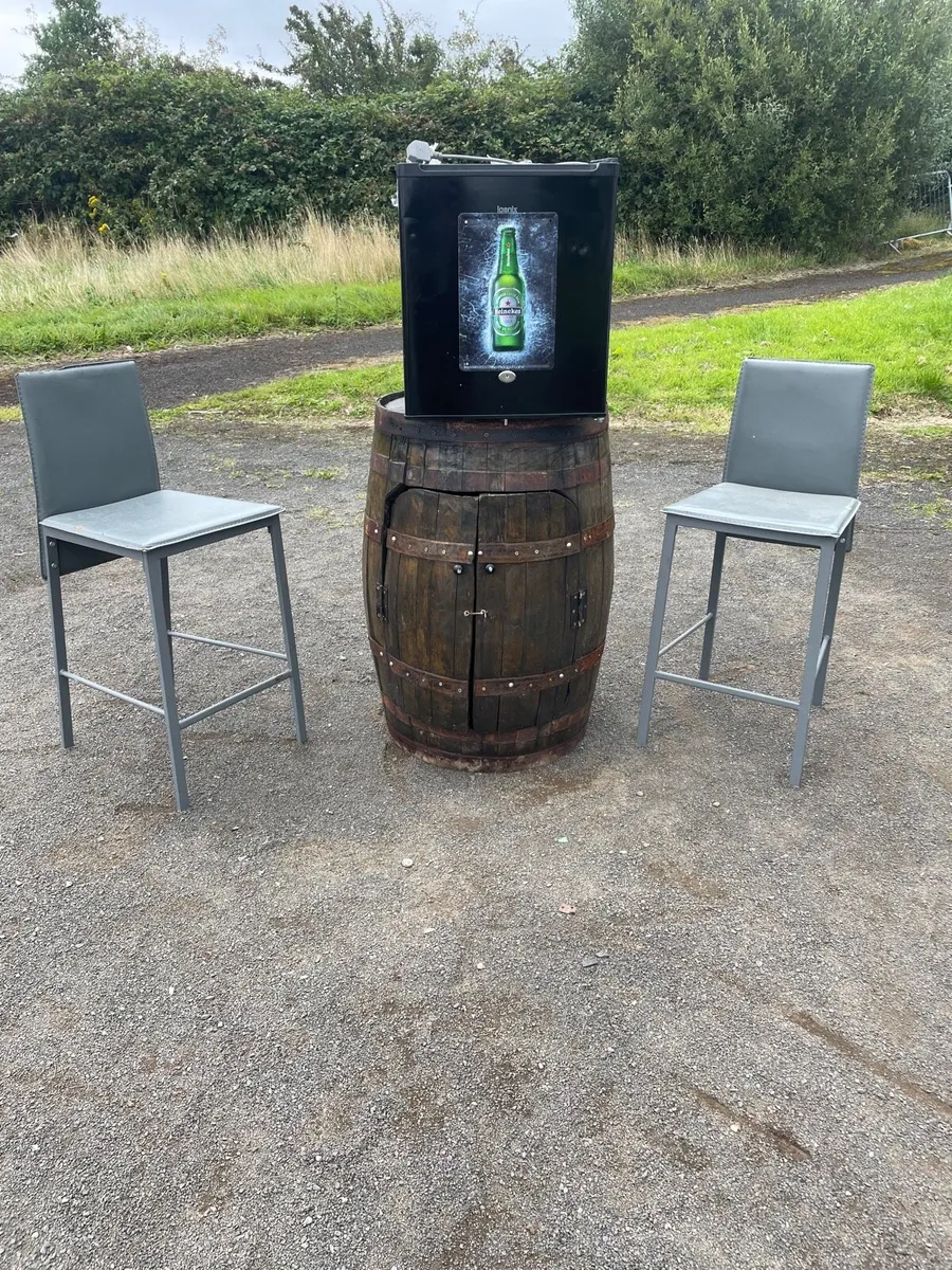 Vintage barrel bar with led lights an 2 stools - Image 3