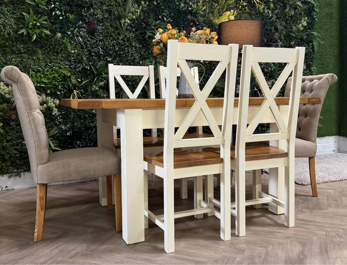 Extending oak kitchen table & 6 chairs/dining set - Image 1