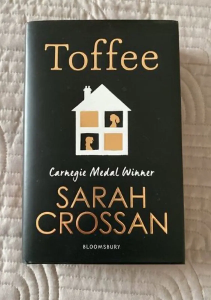 Book: Sarah Crossan: Toffee - Image 1