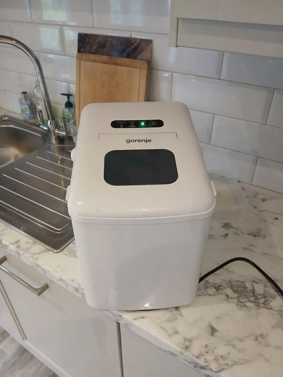 Ice Cube Maker - Image 1