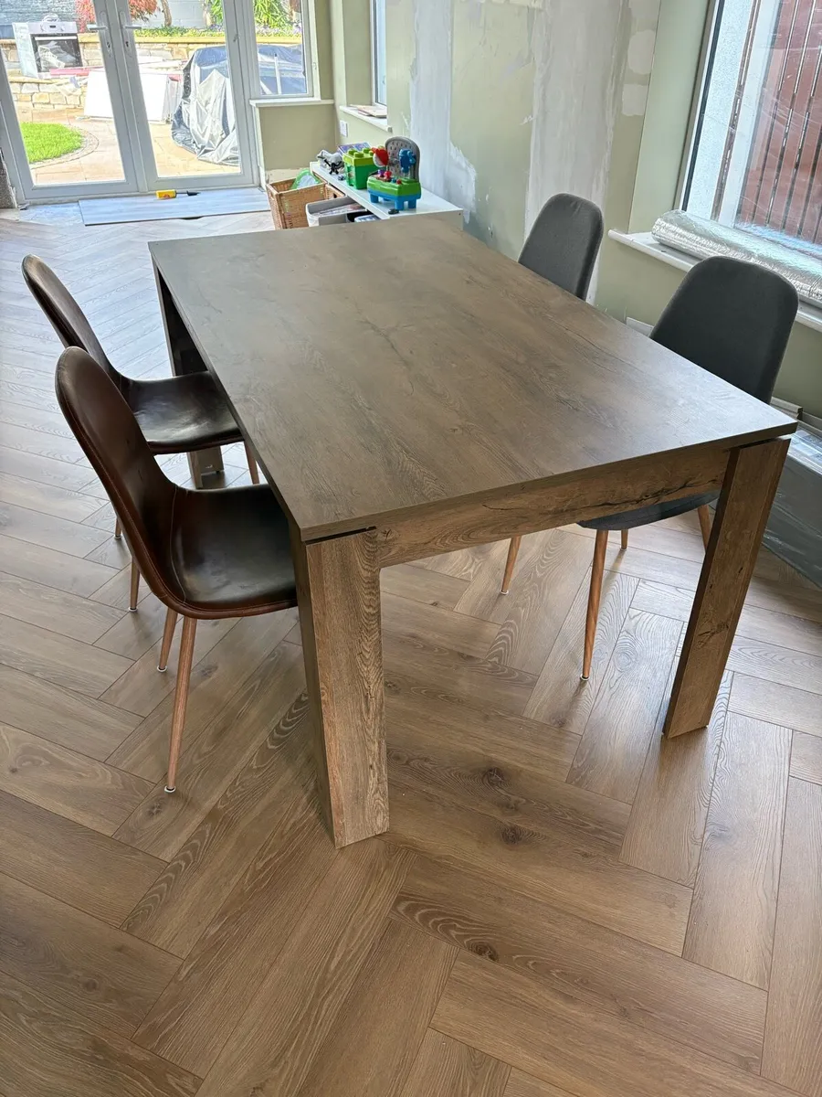 Table and chairs - Image 2