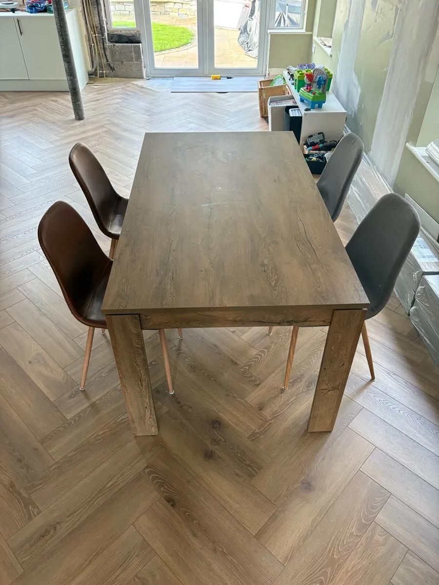 Table and chairs - Image 3