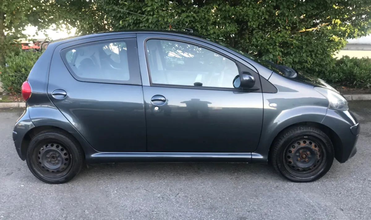 Toyota Aygo  1.0 VVT-i Aura 5 door - Image 2