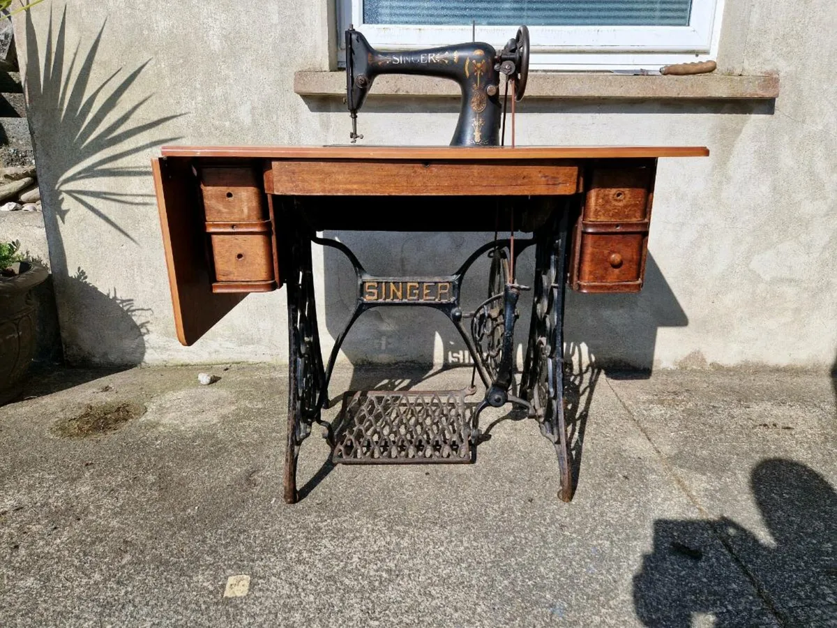 ANTIQUE SUNGER SEWING MACHINE - Image 1