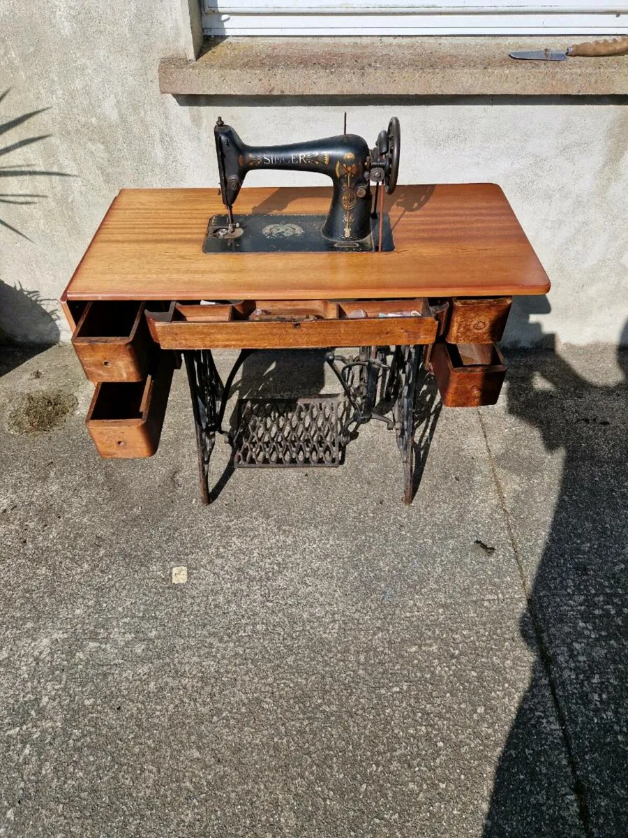 ANTIQUE SUNGER SEWING MACHINE - Image 2