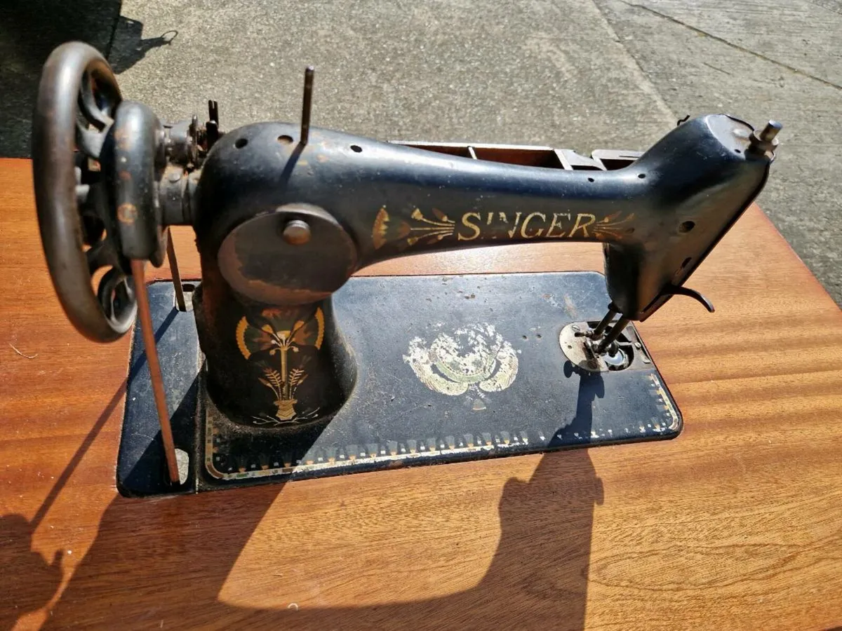 ANTIQUE SUNGER SEWING MACHINE - Image 3