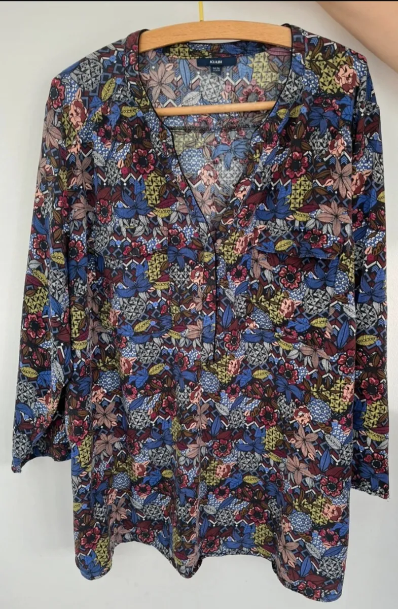 Selection of new ladies tops sz 22/24 - Image 3