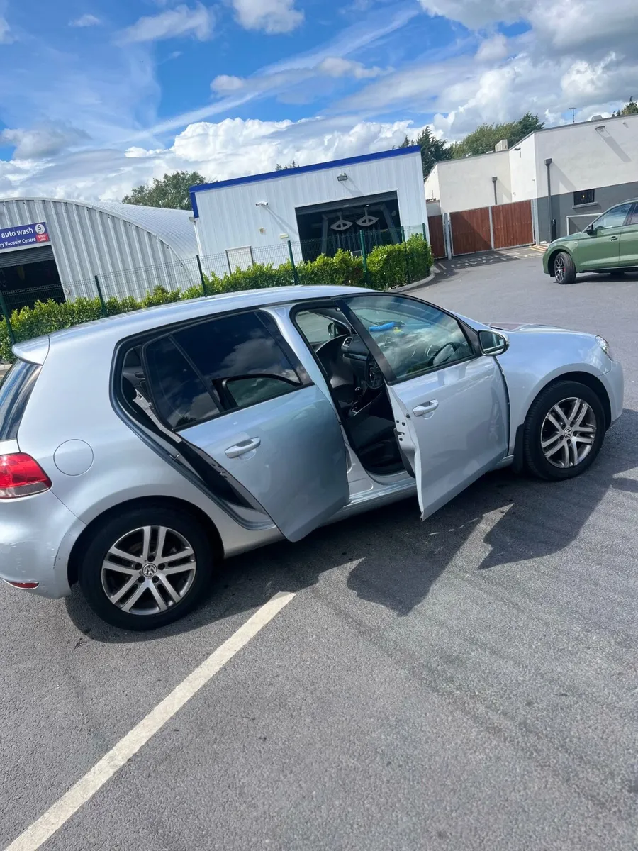 Volkswagen Golf 2010 - Image 2