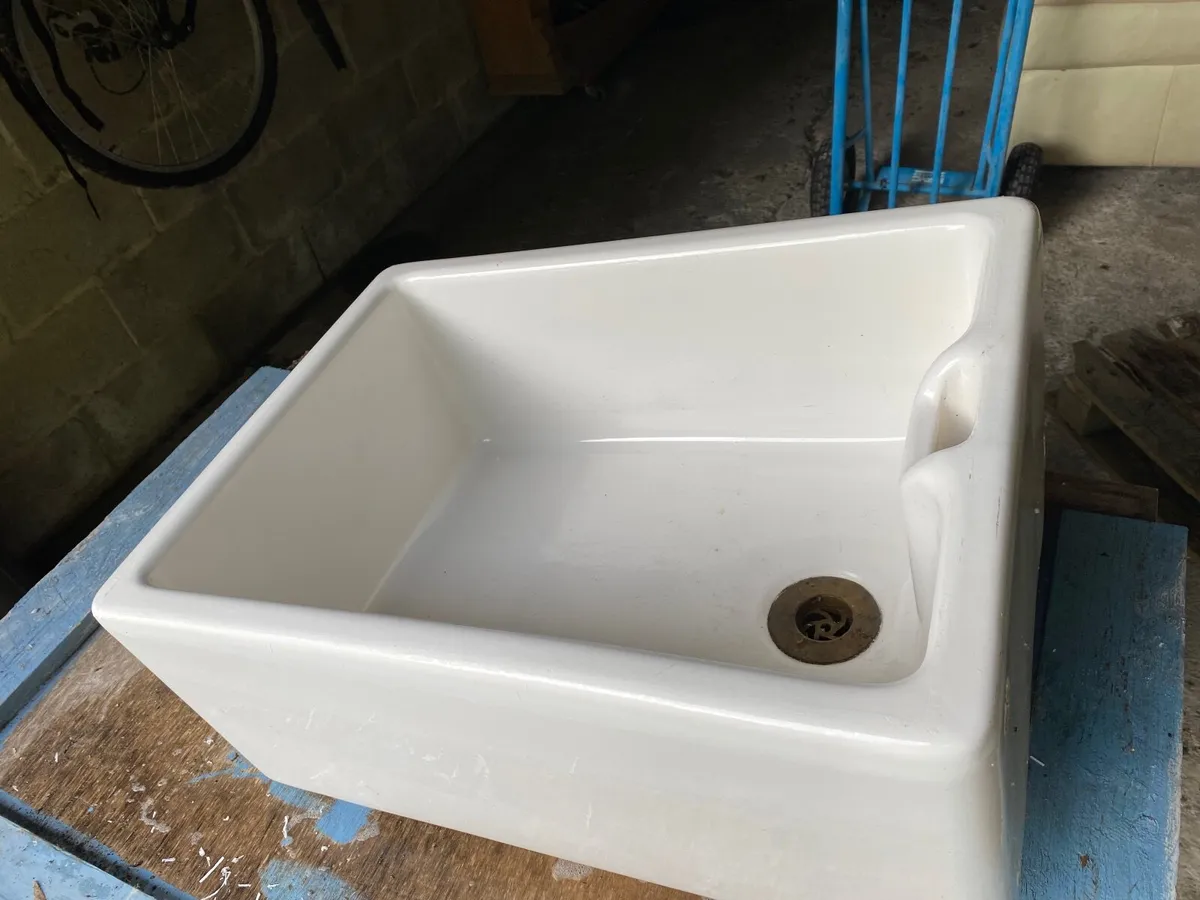 Belfast sink c/w brass waste fitting - Image 1